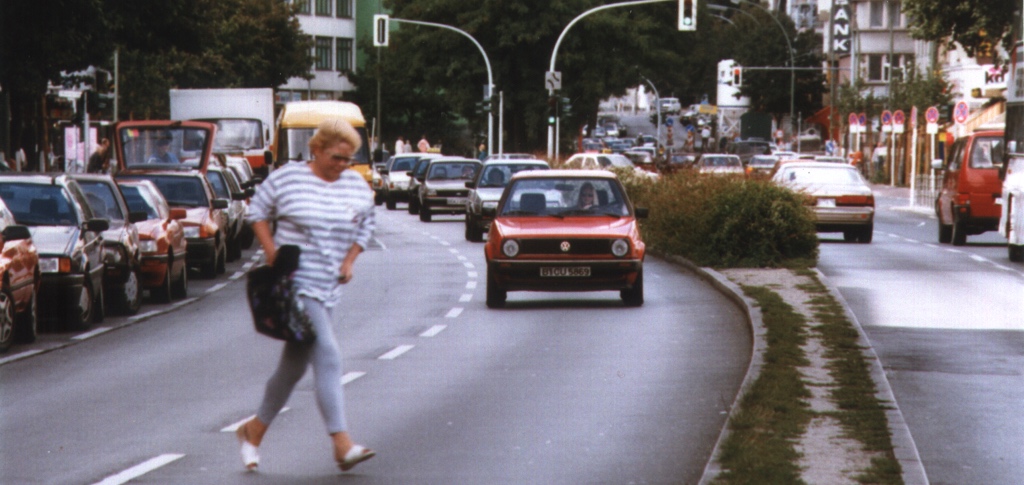 Fußgängerin rennt über die Berliner Straße in Wilmersdorf