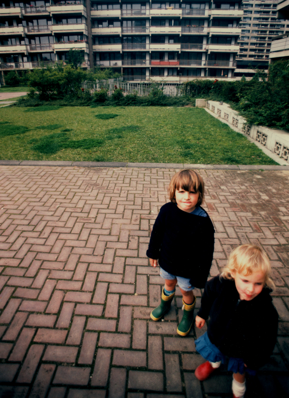Kinder in Kölner Hochhaussiedlung