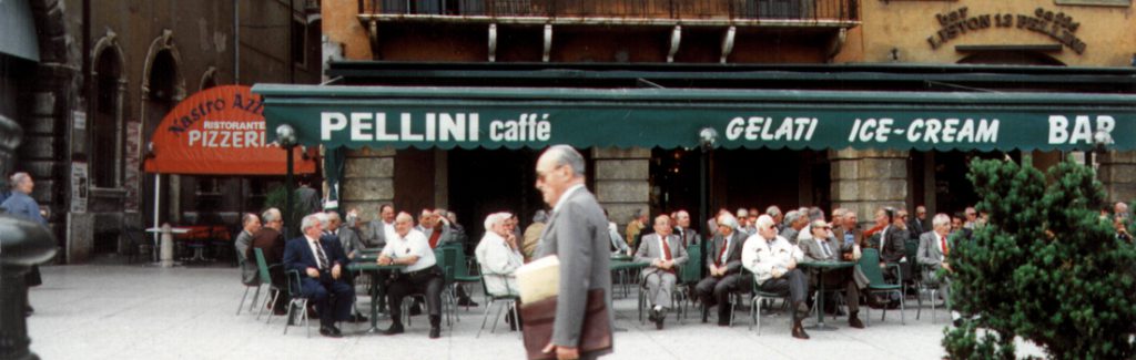 Café in Verona mit Männergesellschaft